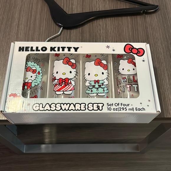 🎄 HELLO KITTY GLASSWARE SET of 4/ retail $60 - Picture 1 of 8